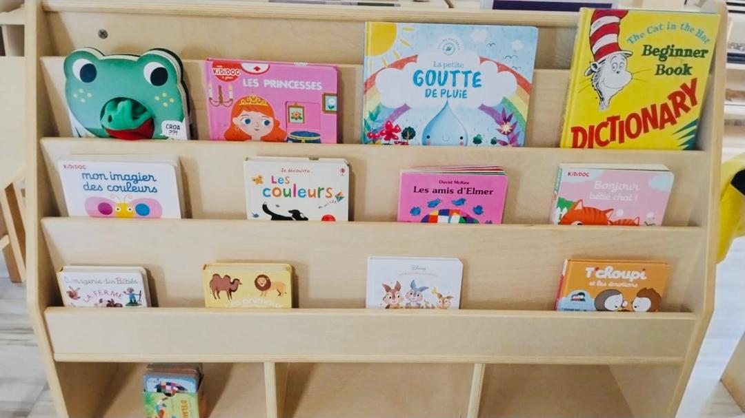 French-language books on the reading shelf at OaksPlace Montessori